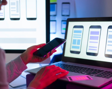Человек работает с телефоном